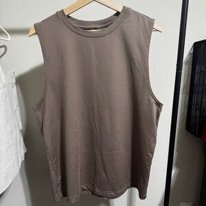 ALO YOGA - Conquer Muscle Tank in Mushroom